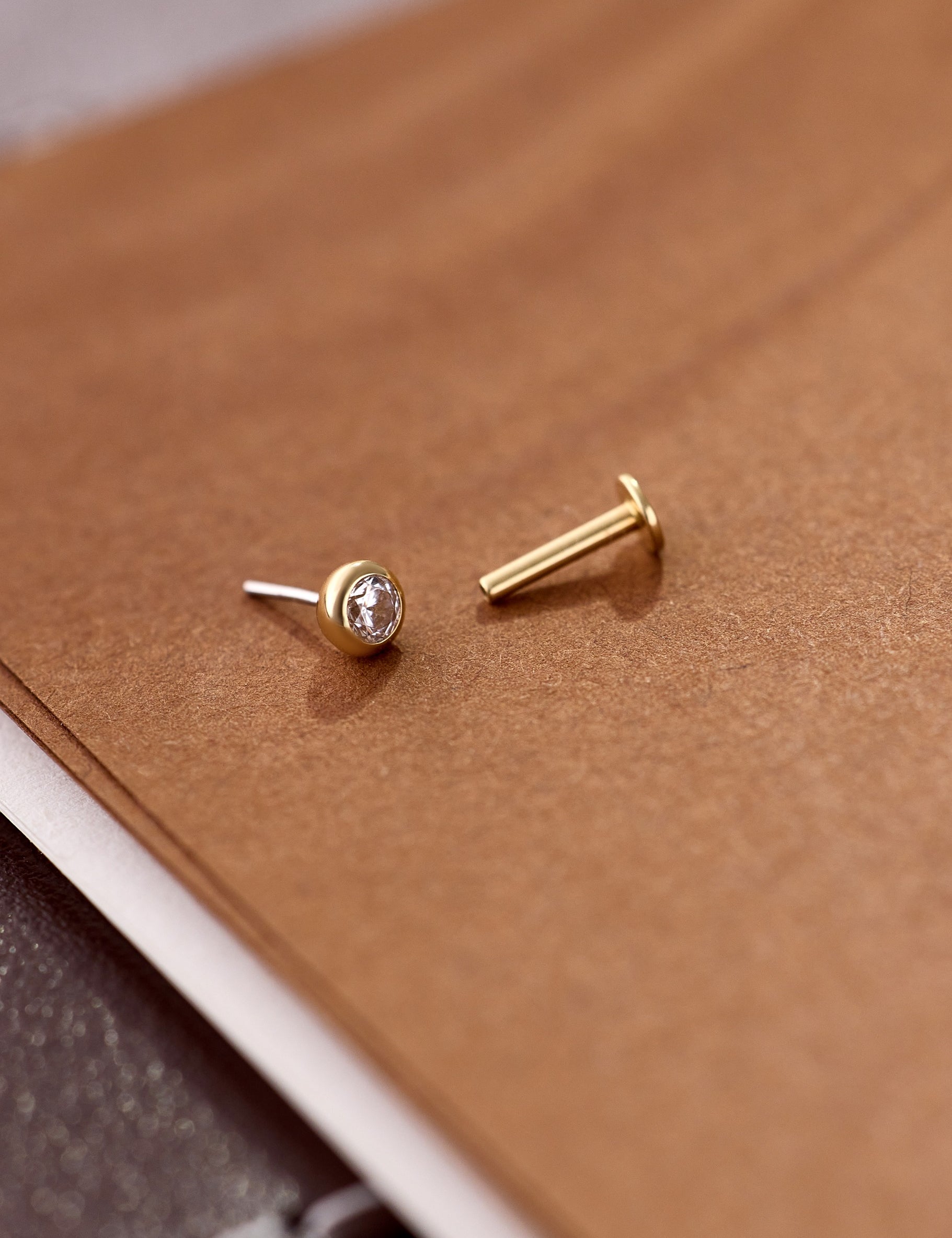 14K Gold Solitaire Aura Threadless Piercing