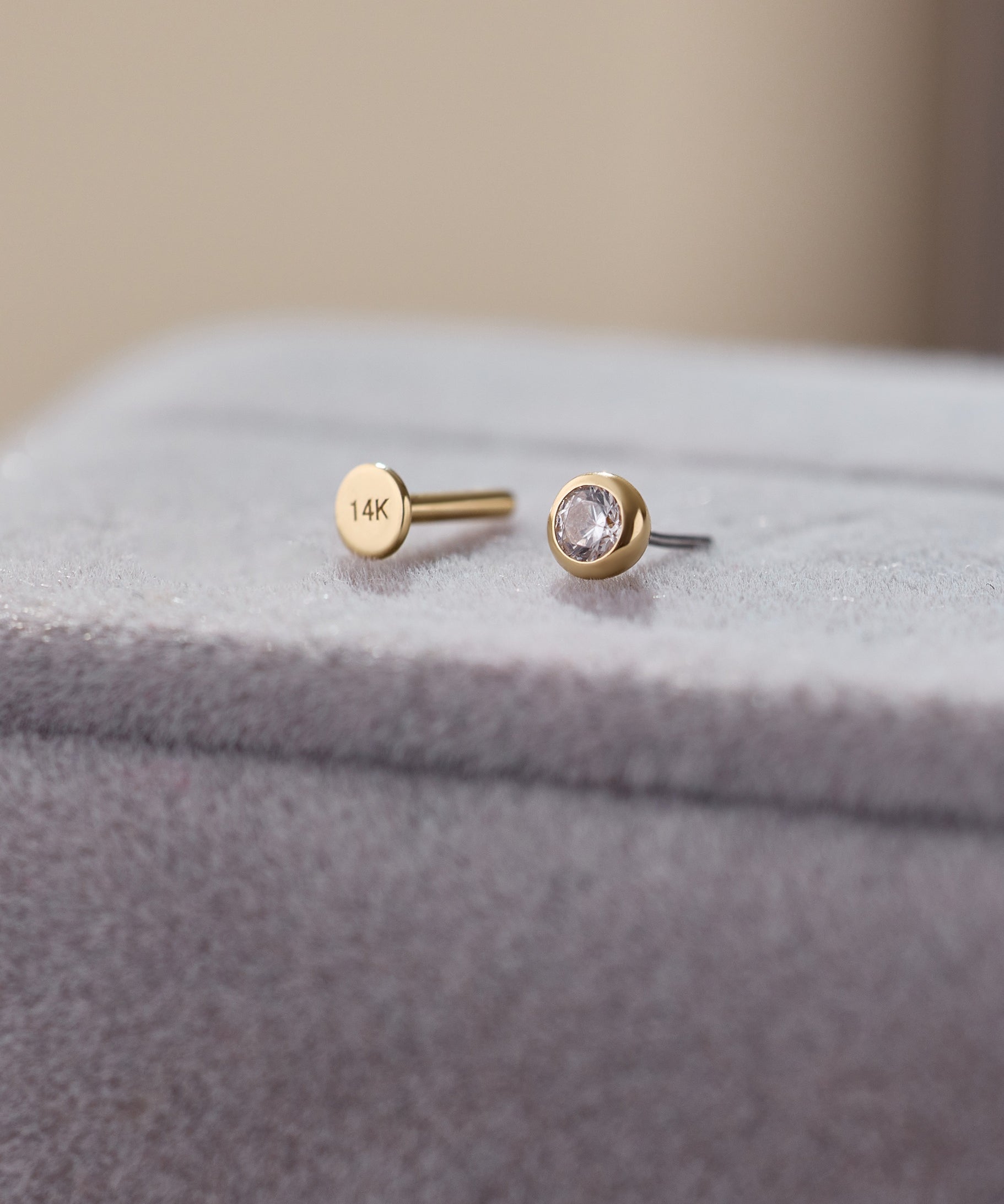 14K Gold Solitaire Aura Threadless Piercing