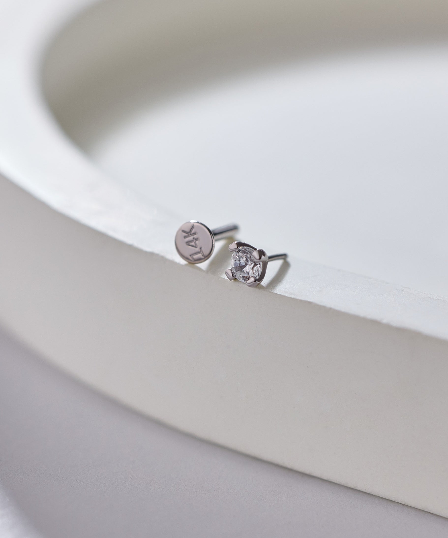 14K White Gold Solitaire Gem Threadless 2.5mm Piercing