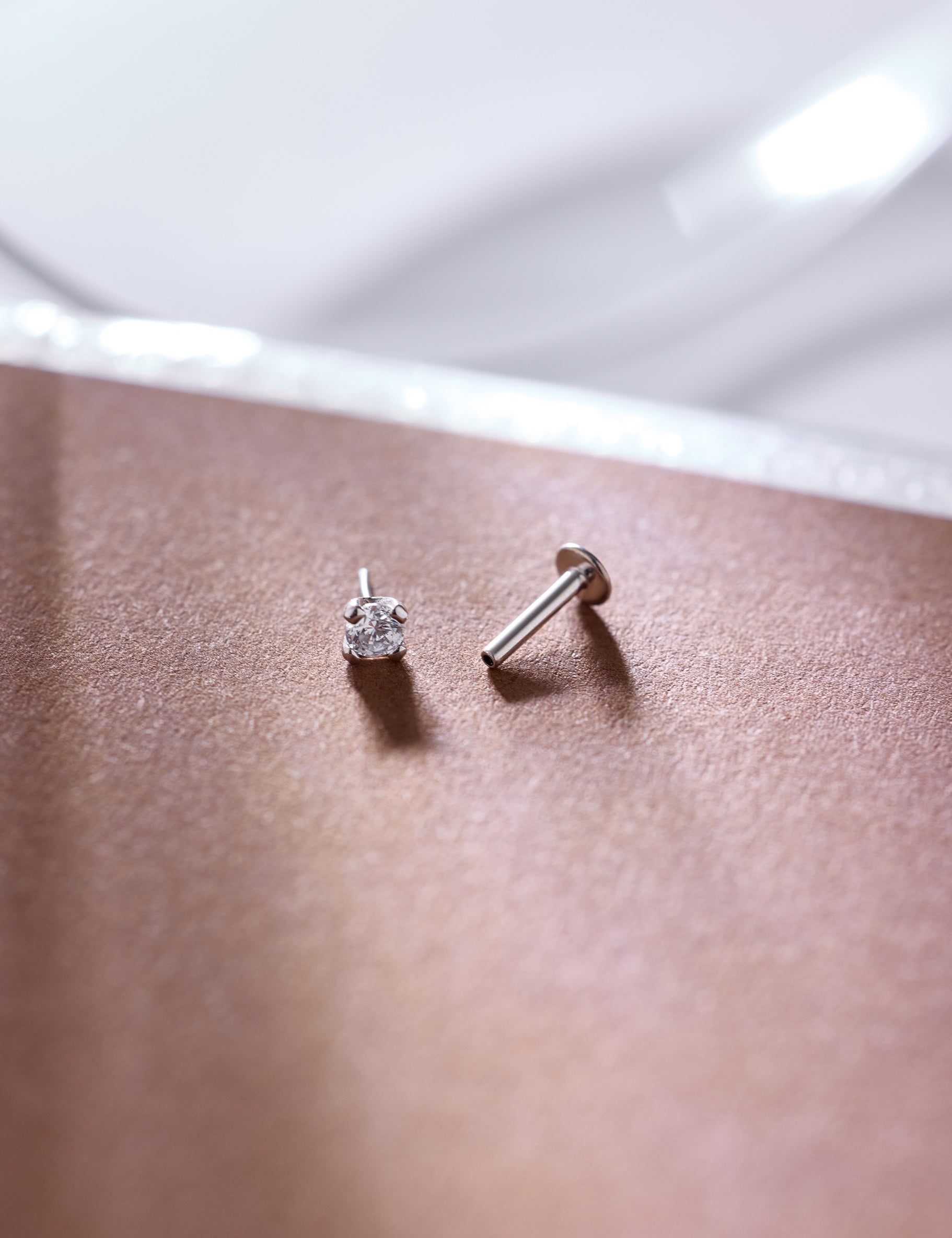 14K White Gold Solitaire Gem Threadless 2.5mm Piercing