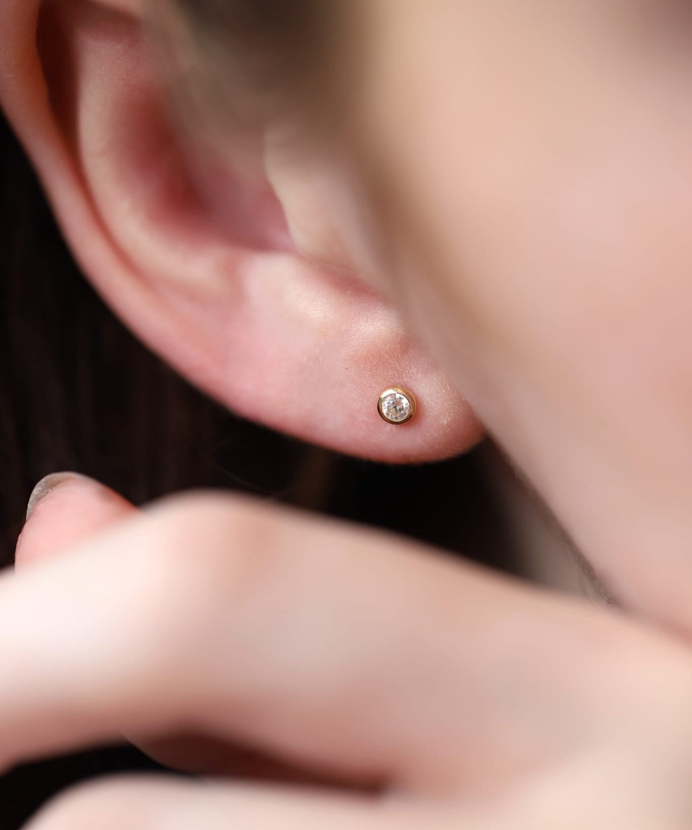 14K Gold Solitaire Aura Threadless Piercing